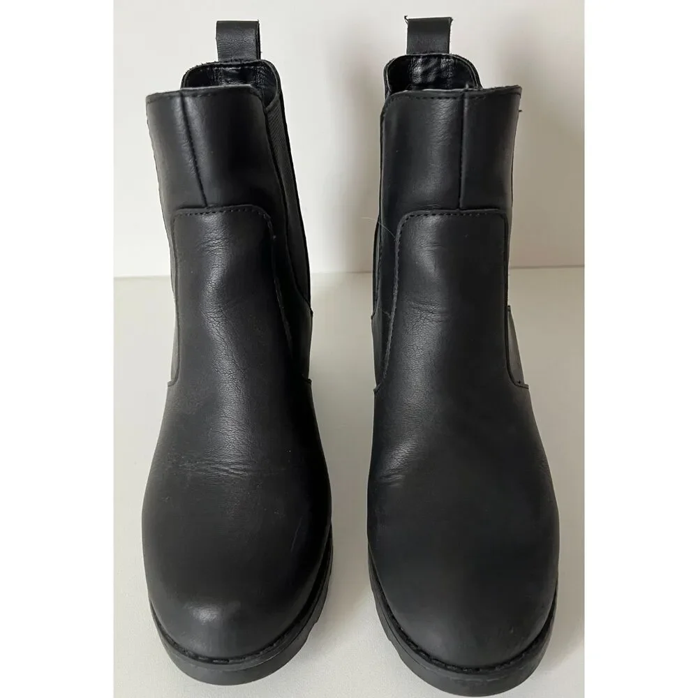 Universal Thread/Target black wedge ankle booties. Size 8.